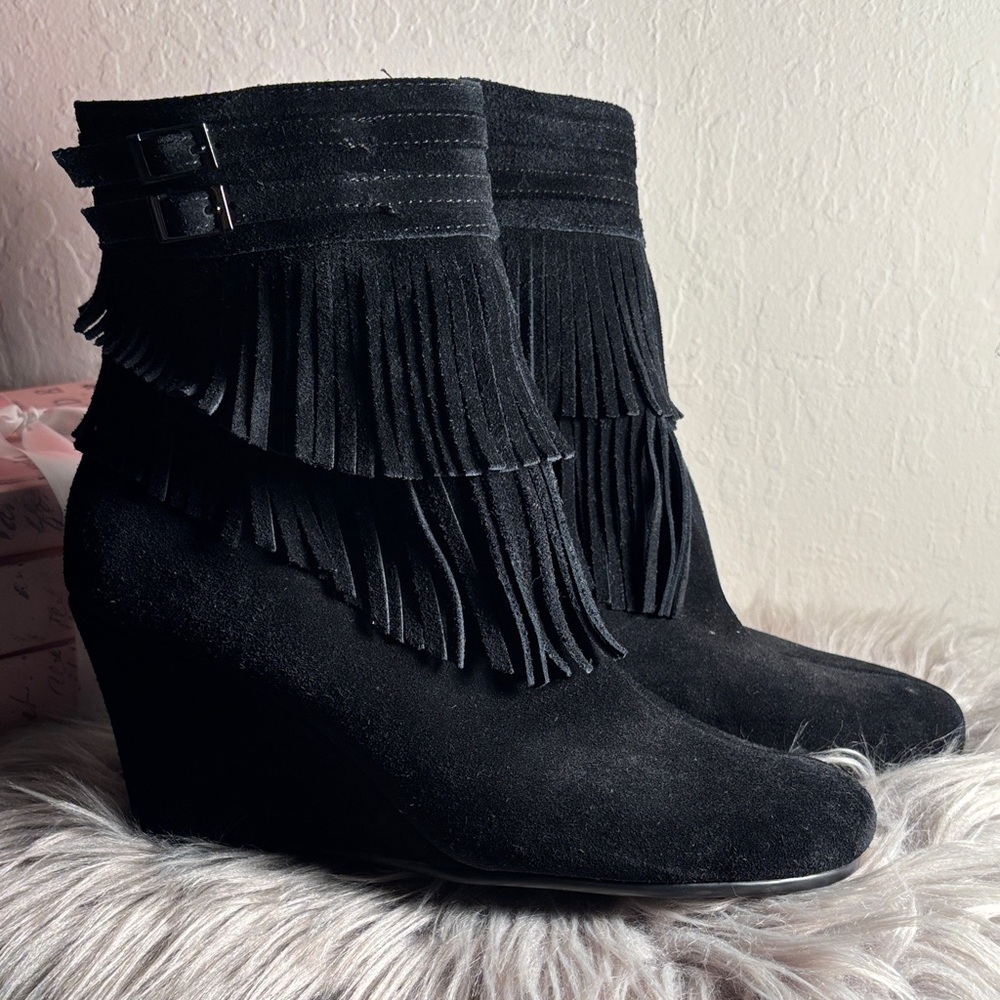 Aerosols Plumming Bird Fringe Black Suede Wedge Ankle Boots Sz 9M